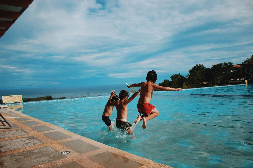 How to maintain and service a swimming pool on Oahu